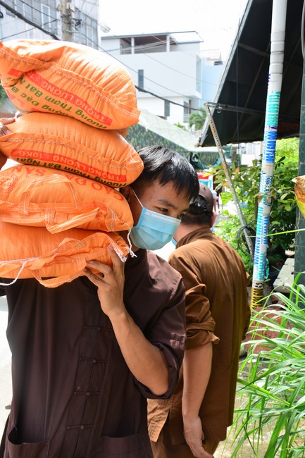 Continuing to support people in need in the Covid-19 pandemic of Hoang Phap Pagoda (series 4)
